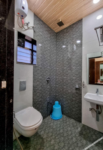 Bathroom 4, Hotel Empire - Near International Airport, Mumbai Suburban