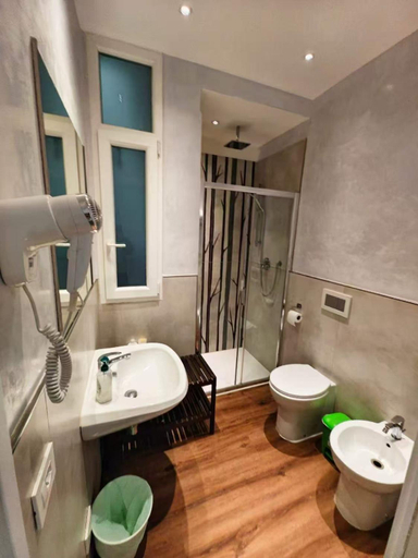 Bathroom 3, Annetta's House, Florence