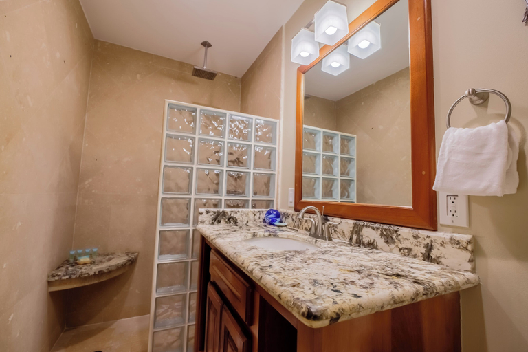 Bathroom 5, Oceans Edge Resort & Spa
