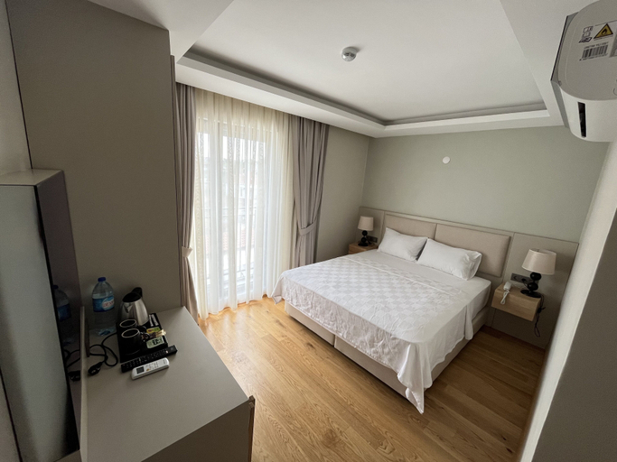 Others 4, Sezer's Oliva Hotel, Ezine
