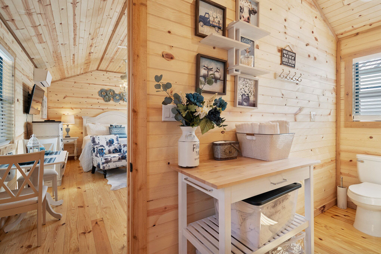 Bathroom 5, Stunning Cabin Right on Main St!, Gillespie
