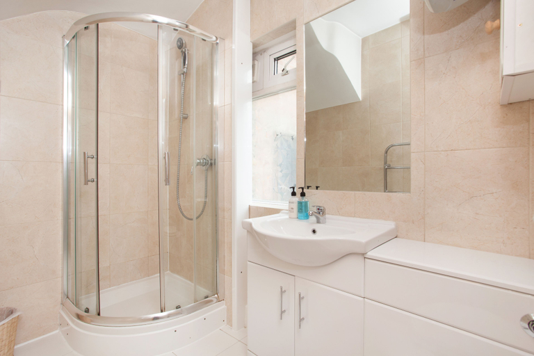 Bathroom 4, Basic Apartment for Two Amazing Location, London