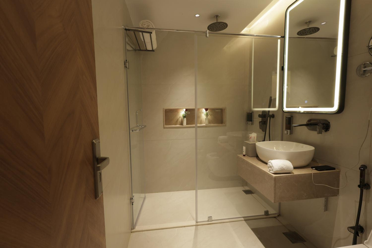 Bathroom 2, Chinmay Hotels and Resorts, Lucknow