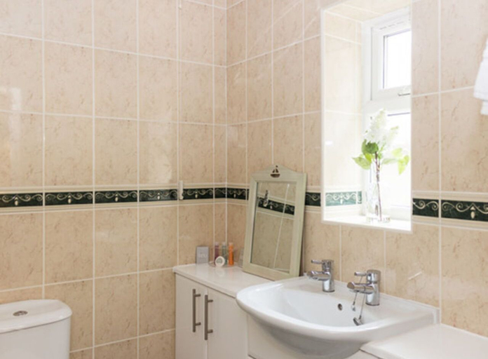 Bathroom 2, The Bull Inn, Lincolnshire