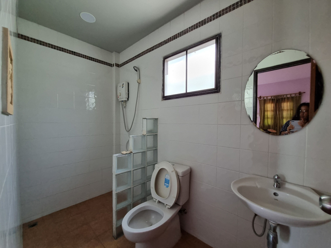Bathroom 3, Sawasdee Sichang Resort, Koh Si Chang