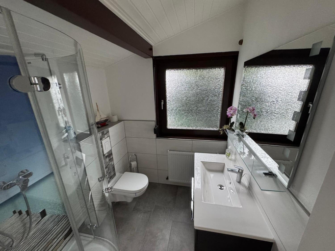 Bathroom 3, frisch renoviertes Ferienhaus in Meschede-Hennesee, Hochsauerlandkreis