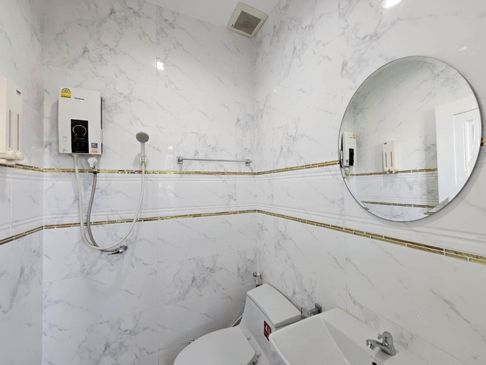 Bathroom 4, Baanpin Hotel and Cafe, Phra Nakhon