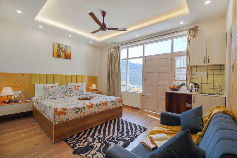 Room 5, Hillshades Retreat by Alaya Stays 6BHK, Solan
