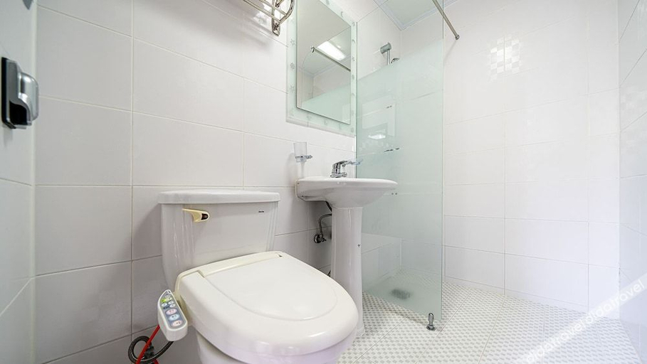 Bathroom 3, Anmyeondo In You Pension, Taean