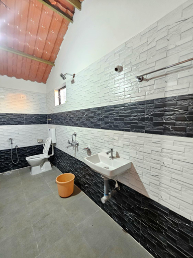 Bathroom 3, Garden Villa Homestay Ramnagar - Dandeli, Belgaum