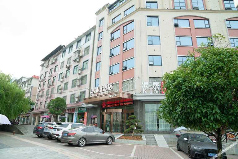 Exterior & Views
