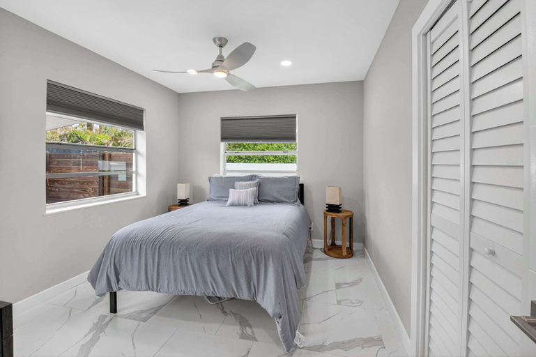 Room 5, Marina Row 4 Beach, Shops, Palm Beach