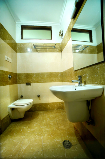 Bathroom 3, Hotel Holiday Comfort - 800 mts from Jallianwala Bagh, Amritsar, Amritsar