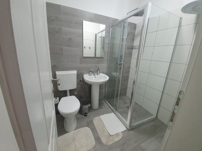 Bathroom 2, Happy Apartments, Herzegovina-Neretva