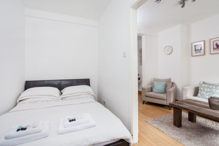 Bedroom 3, Basic Apartment for Two Amazing Location, London