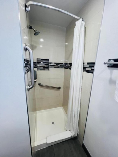 Bathroom 4, The Lexmar Dodger Stadium - Convention Center, Los Angeles