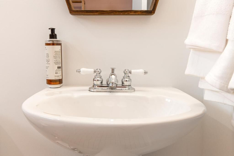 Bathroom 4, Selina Gold Dust, Miami-Dade