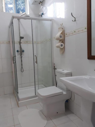 Bathroom 5, Green Turaco, Magharibi