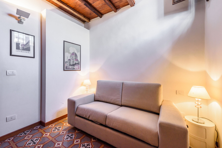 Others 5, Albione by Mmega, Florence