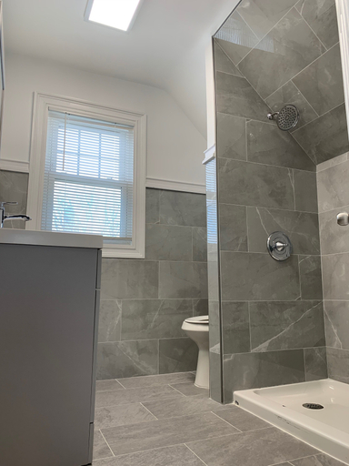 Bathroom, The Oakwood Cottage - With Yard & Parking, Niagara