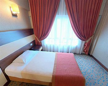 Others 2, Mom Hotel, Bornova