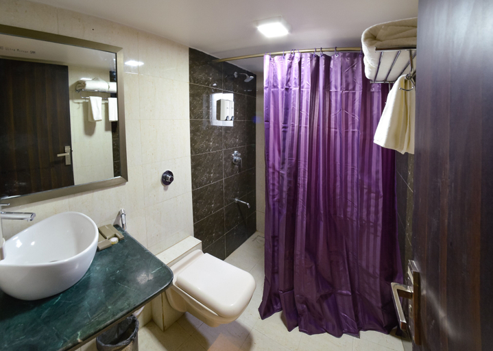 Bathroom 4, Aureole Mrida, Pune