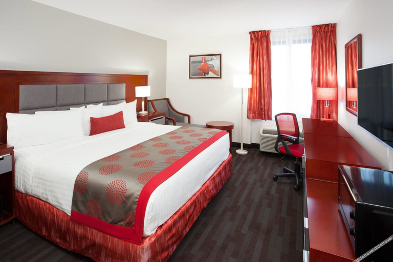 Bedroom 2, Ramada Plaza by Wyndham Chicago North Shore, Cook