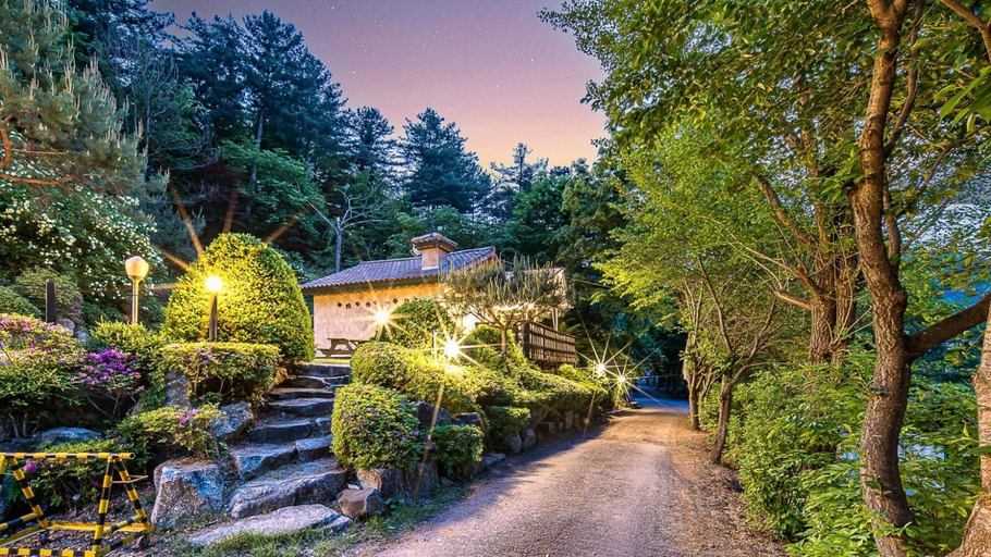 Exterior, Gapyeong Atthemorn Dokchae Pension, Gapyeong