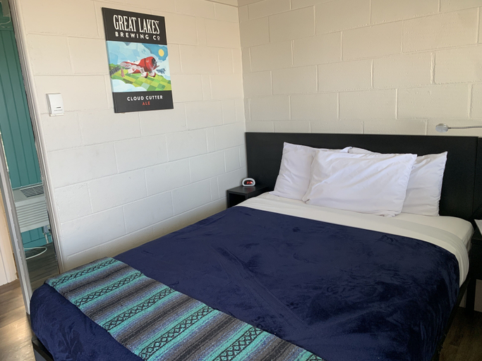 Bedroom 2, The Cedar Motel, Erie