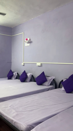 Room 5, LIVZO - PURPLE HOUSE, Ahmadabad