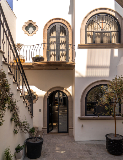 Exterior & Views