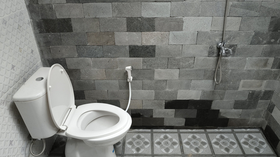 Bathroom 5, Genthong Homestay - Hostel, Magelang