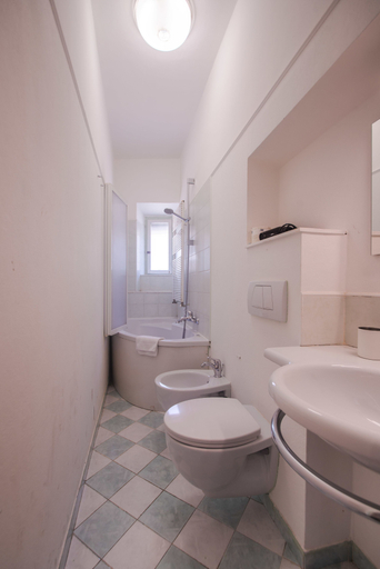 Bathroom 5, Lovely 4BD Apt 3min Walk to Ponte Vecchio, Florence