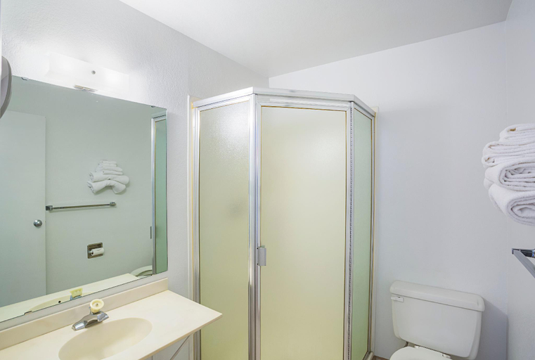 Bathroom 2, FairBridge Inn Moscow, Latah