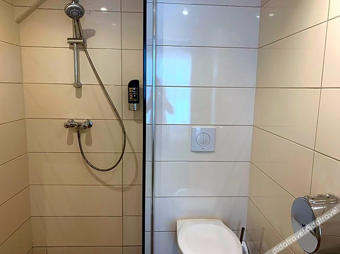 Bathroom 3, Budget Dam Hotel, Amsterdam