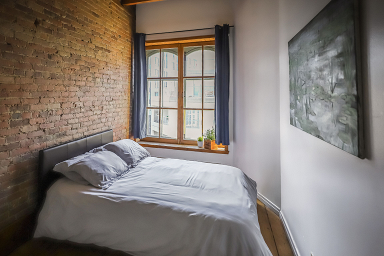 Others 2, LE 402 - Hostel, Montréal