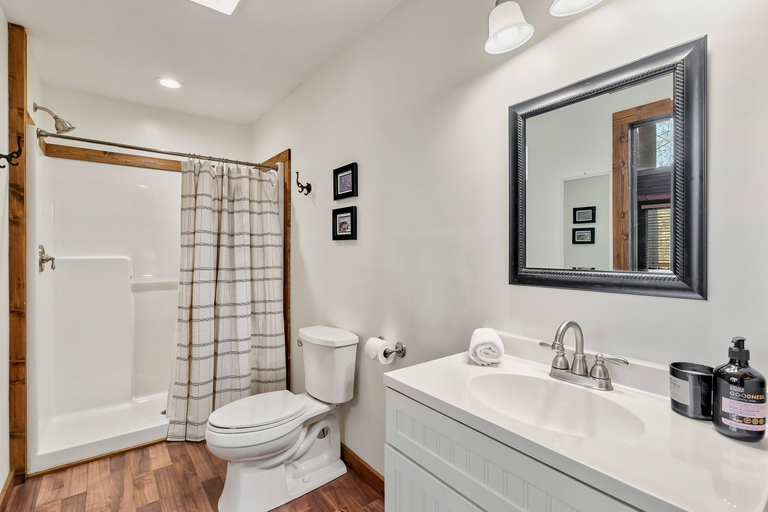 Bathroom 4, Rivers Edge Treehouses, Graham