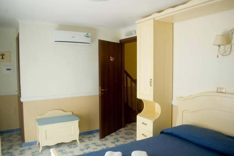 Bedroom 4, Bed & Breakfast Medea, Napoli