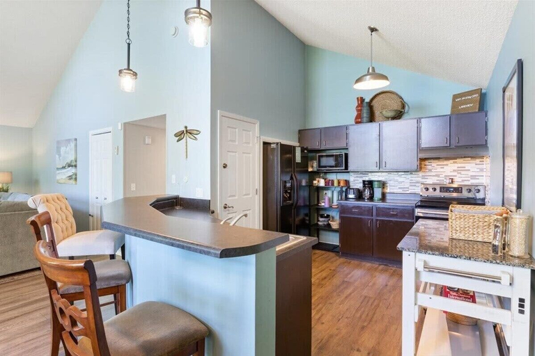 Private kitchen 5, Margaritaville Family House Next to Pool, Camden
