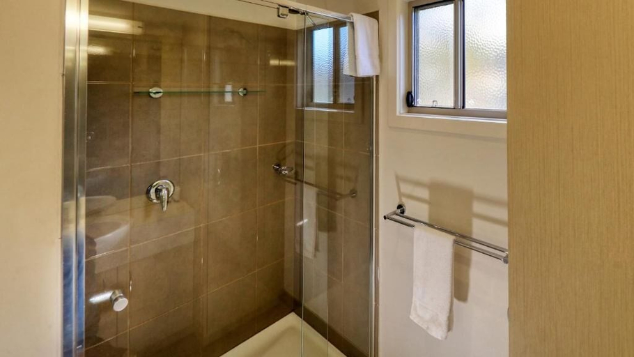 Bathroom 3, Deniliquin Riverside Caravan Park, Deniliquin