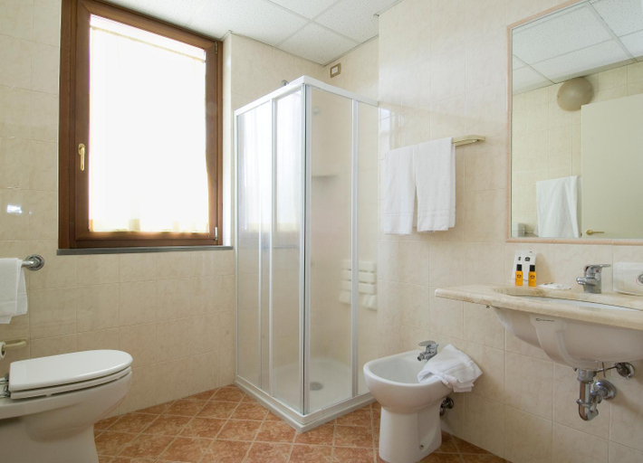 Bathroom 4, Hotel Palazzo dei Priori, Siena