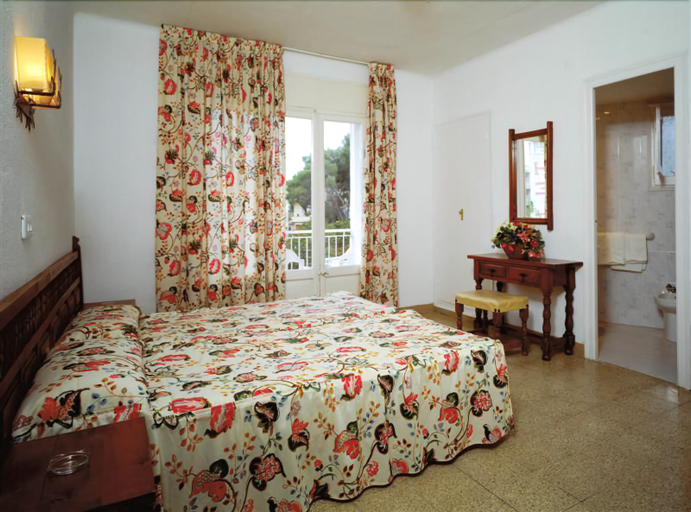 Bedroom 2, Hotel Villa Garbí, Girona