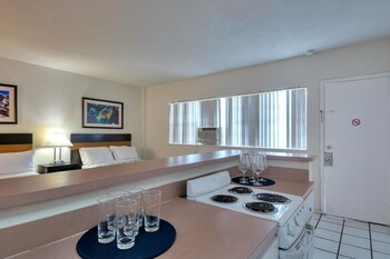 Others 4, Amazing 1br Apartment With Pool, Hallandale Beach!, Broward