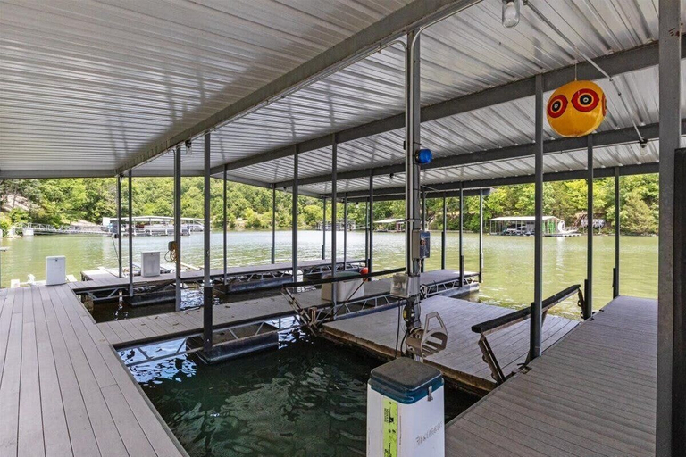 Marina 5, Sleeps 26 Lakefront w/ Private Dock & Dance Floor!, Miller