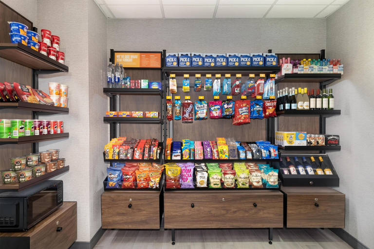 Food & Drinks 5, Hampton Inn & Suites Lincoln - Northeast I-80, Lancaster