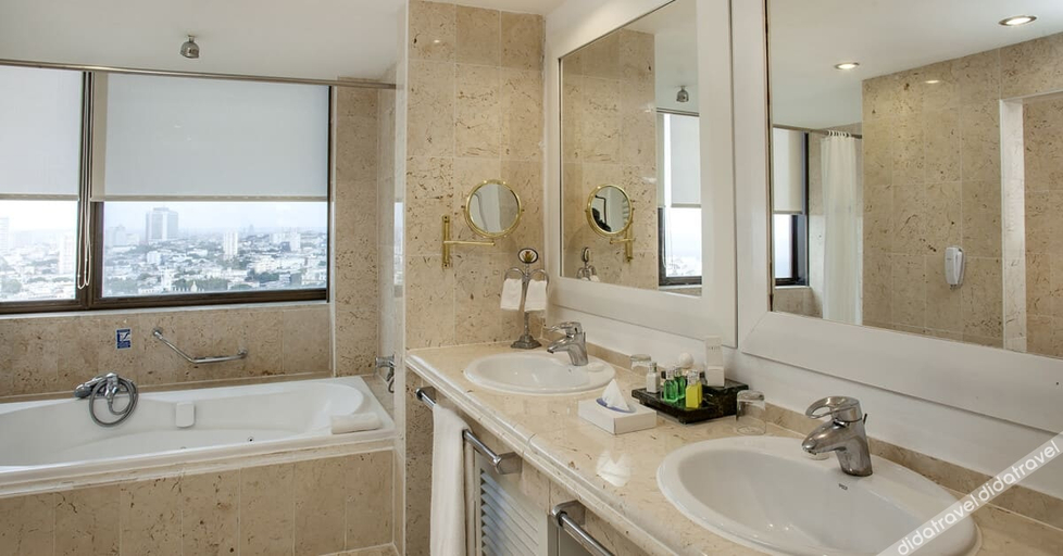 Bathroom 4, Melia Cohiba, Plaza de la Revolución