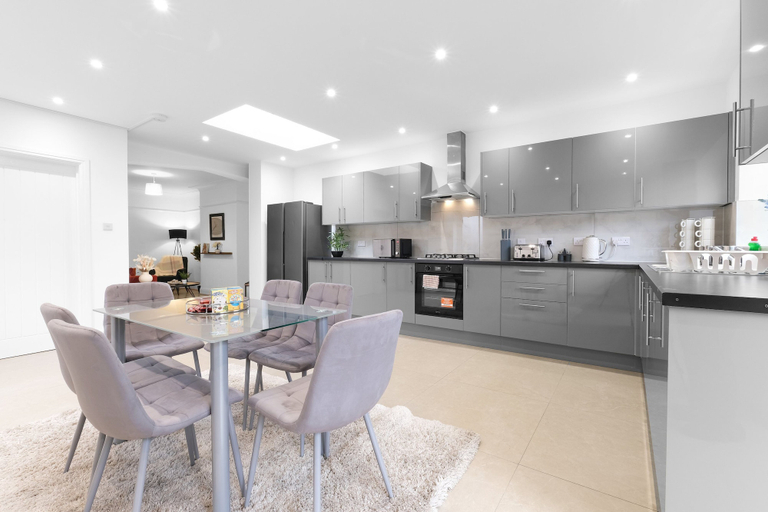 Private kitchen 3, Spacious 4 Bed Semi-Detached Hse, London