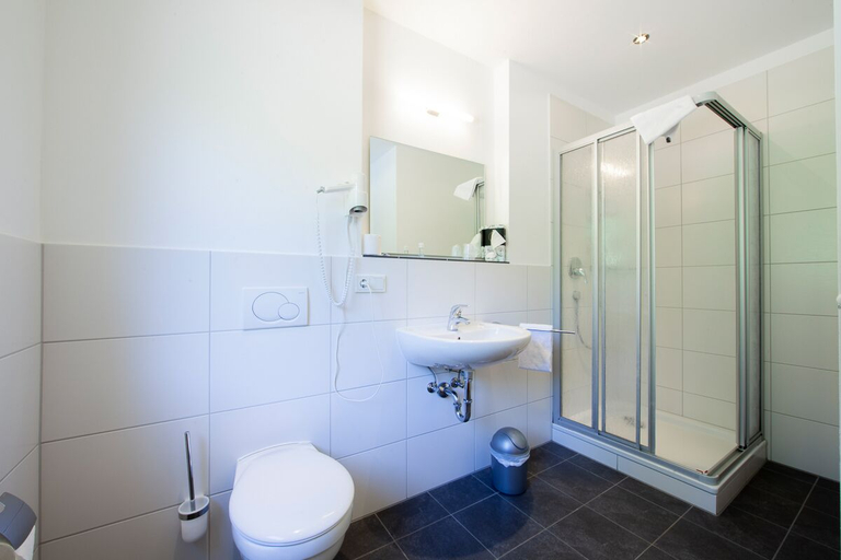 Bathroom 3, Hotel-Café-Restaurant Heidsmühle, Bernkastel-Wittlich