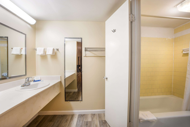 Bathroom 4, Rodeway Inn Cecil, Cook