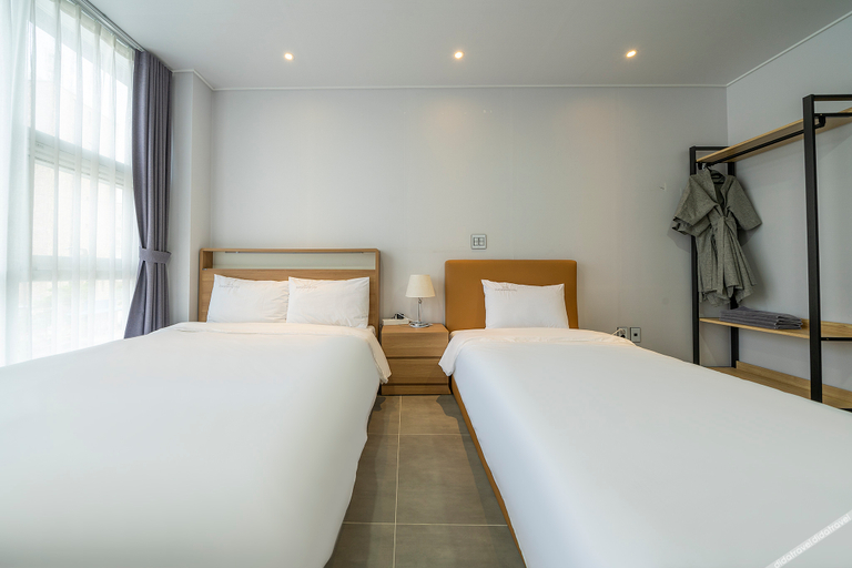 Bedroom 2, Gangneung Gyeongpodae Villa, Gangneung